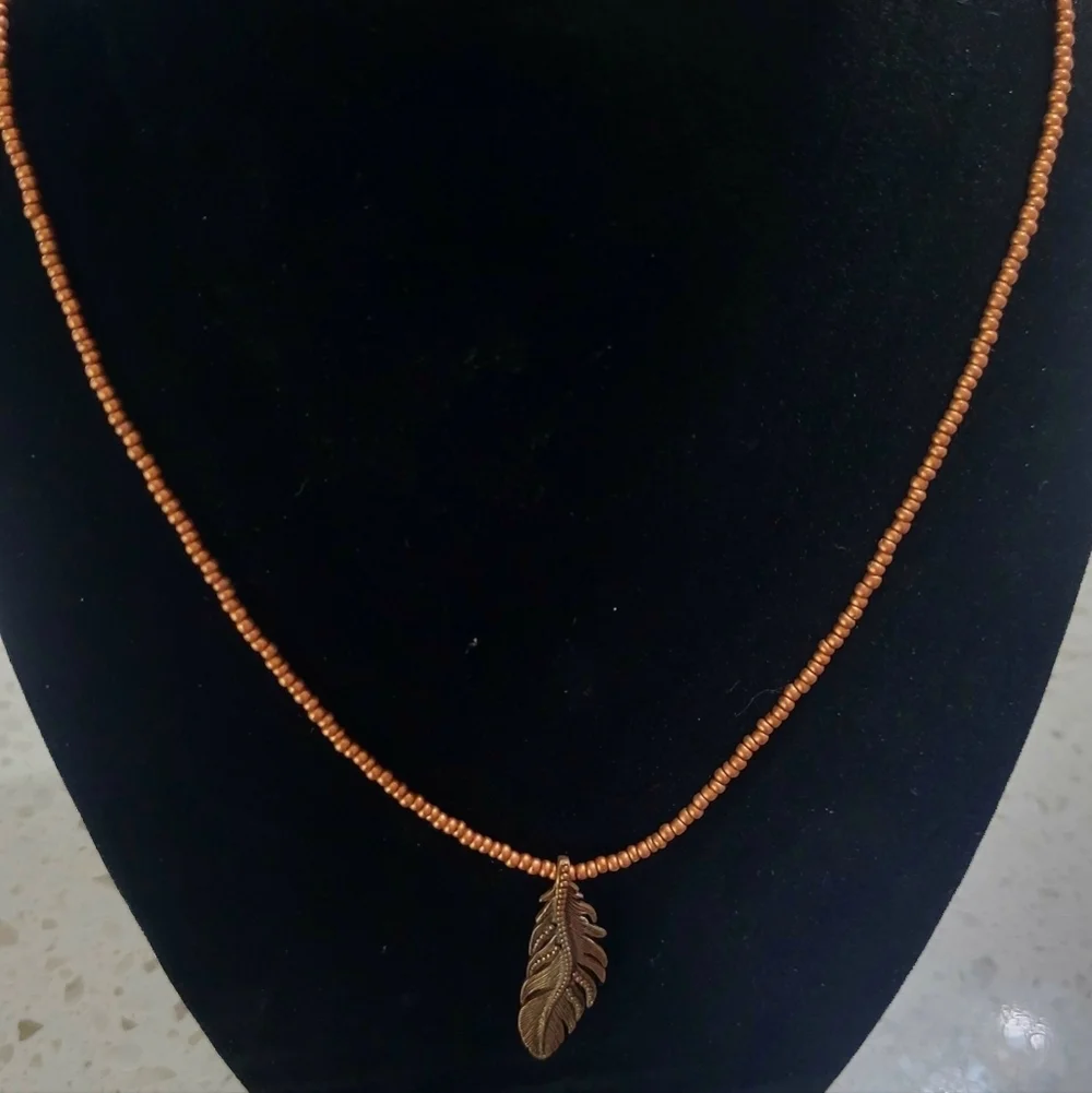 ✨ Boho Chic Copper Colored Brown Beaded Feather Necklace ✨ - Picture 1 of 3